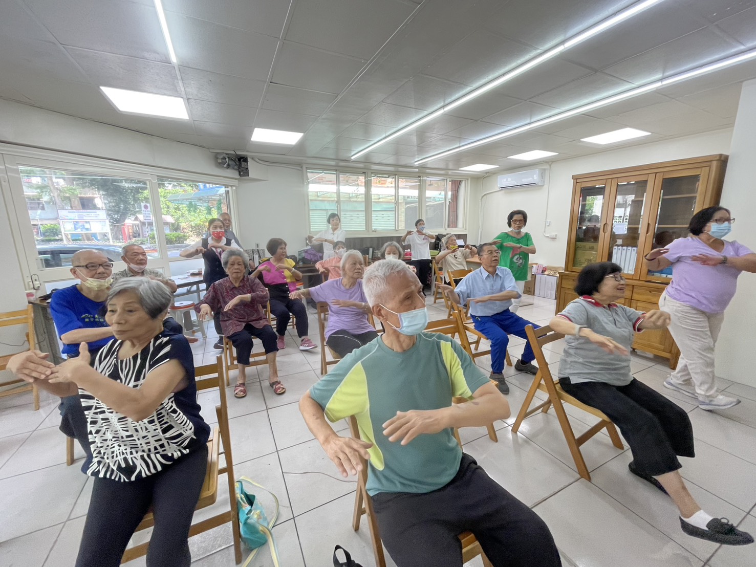  在專業老師的帶領下 長輩鍛鍊健康操